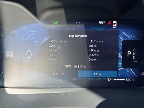 Used 2025 Volvo XC40 B5 Plus image 24