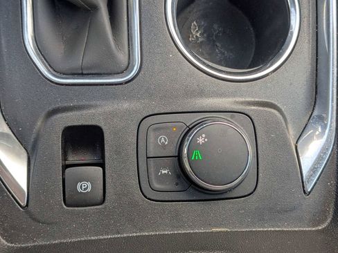 Used 2023 Chevrolet Traverse LT FWD image 26