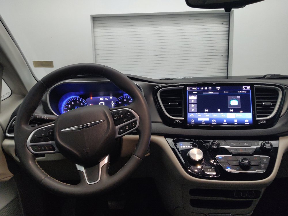 Used 2024 Chrysler Pacifica Touring-L FWD image 22