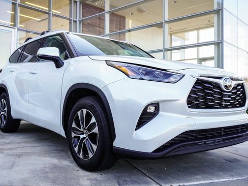 Used 2022 Toyota Highlander XLE image 4