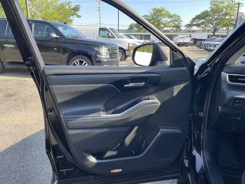 Used 2022 Toyota Highlander XLE FWD image 4