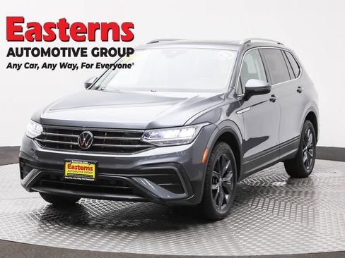 Used 2022 Volkswagen Tiguan SE w/ Panoramic Sunroof Package image 1