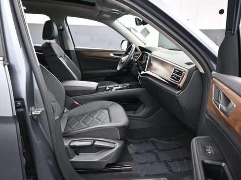 Used 2024 Volkswagen Atlas SE w/ Panoramic Sunroof Package FWD image 43