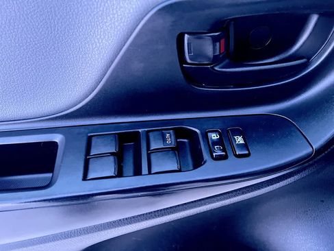 Used 2015 Toyota Yaris L image 13