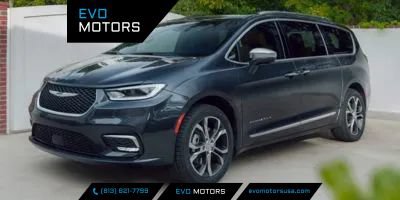 Used 2023 Chrysler Pacifica Touring-L FWD image 1