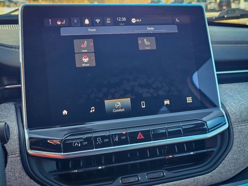 Certified 2024 Jeep Compass Latitude image 22