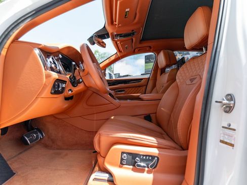 Used 2022 Bentley Bentayga AWD/4WD image 14