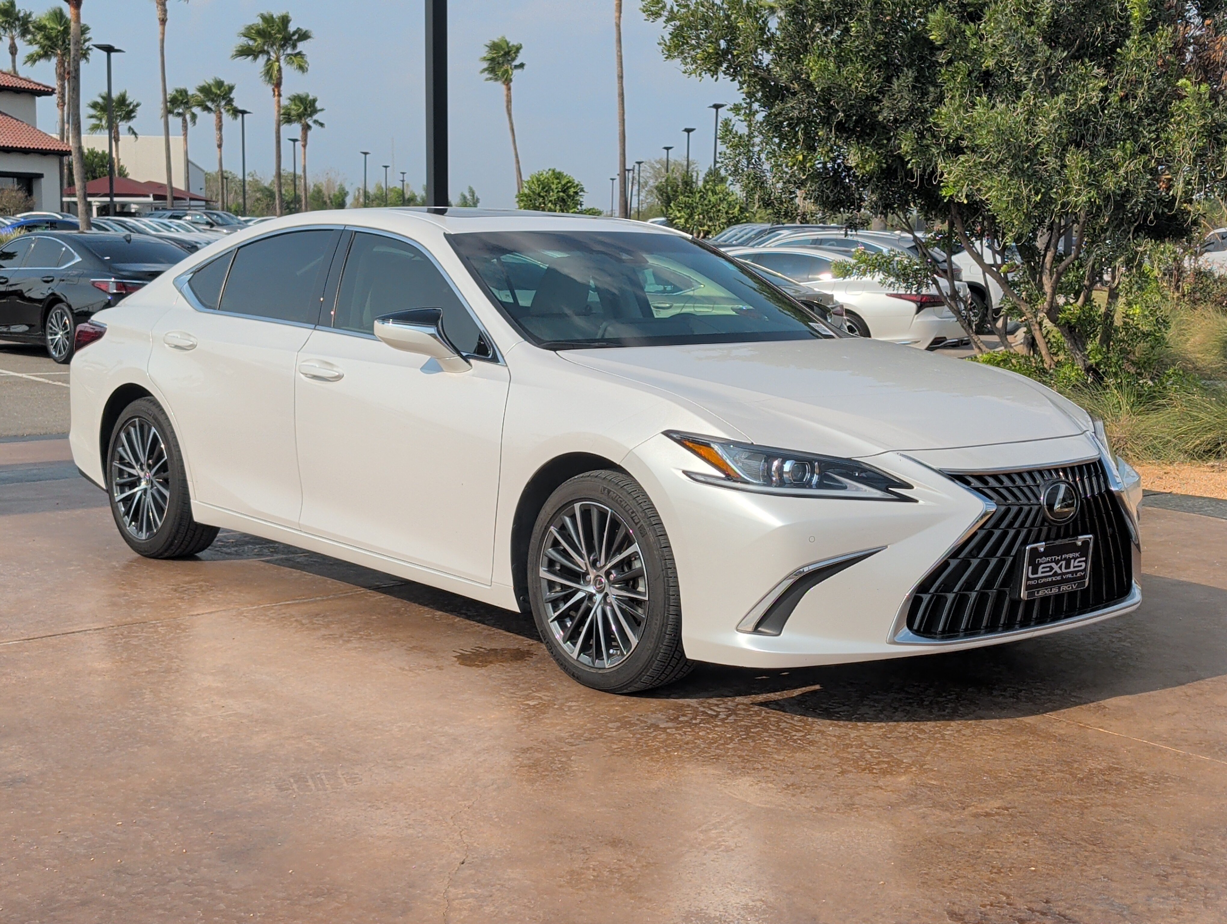 Used 2025 Lexus ES 350 w/ Premium Package FWD image 1