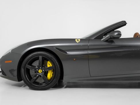 Used 2016 Ferrari California T RWD image 15
