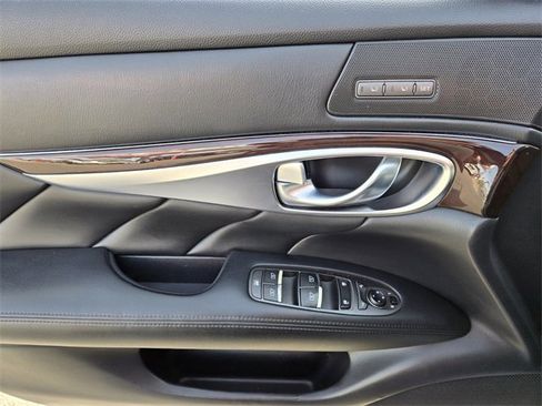 Used 2017 INFINITI Q70 3.7 image 24