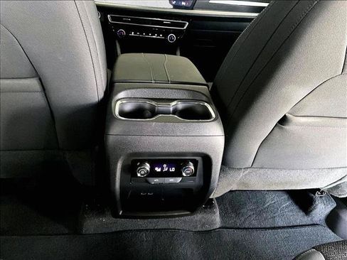 Used 2025 Chevrolet Traverse LT FWD image 25