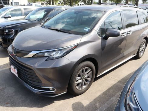Used 2022 Toyota Sienna XLE image 5