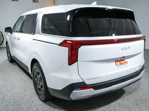 Used 2025 Kia Carnival FWD image 9