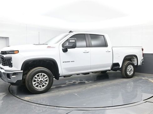 Used 2024 Chevrolet Silverado 2500 LT w/ Convenience Package image 12