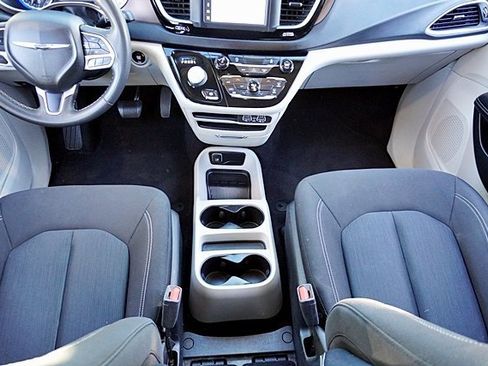 Certified 2022 Chrysler Voyager LX image 20