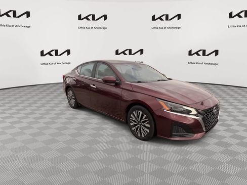 Used 2024 Nissan Altima 2.5 SV w/ SV Premium Package FWD image 2