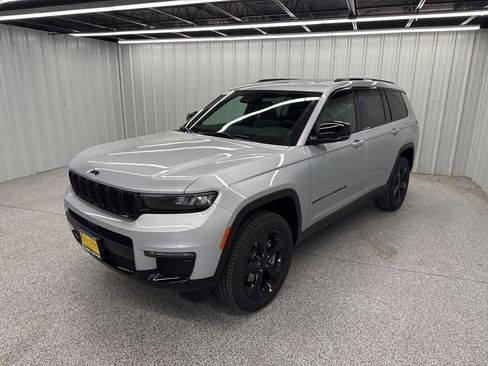 New 2025 Jeep Grand Cherokee L Limited w/ Black Appearance Package image 3