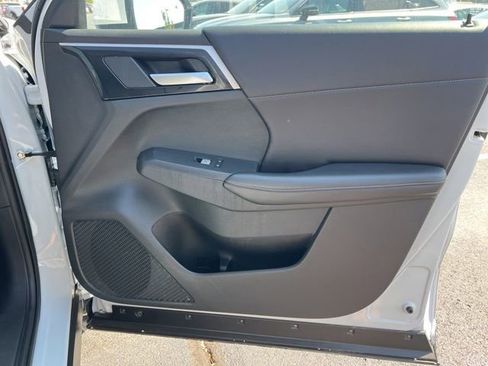 Used 2024 Mitsubishi Outlander SE image 32