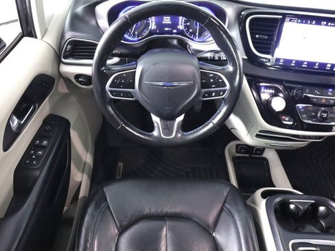 Used 2021 Chrysler Pacifica Touring-L FWD image 31