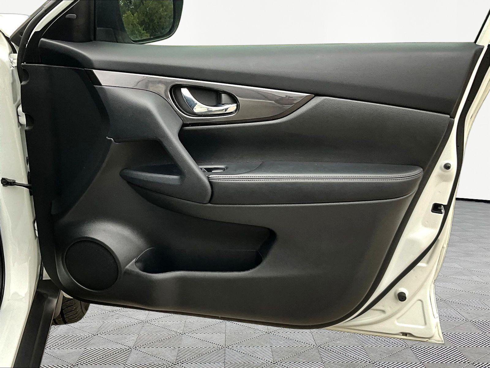 Used 2019 Nissan Rogue SV w/ Premium Package FWD image 28