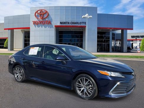 Used 2022 Toyota Camry XLE FWD image 1