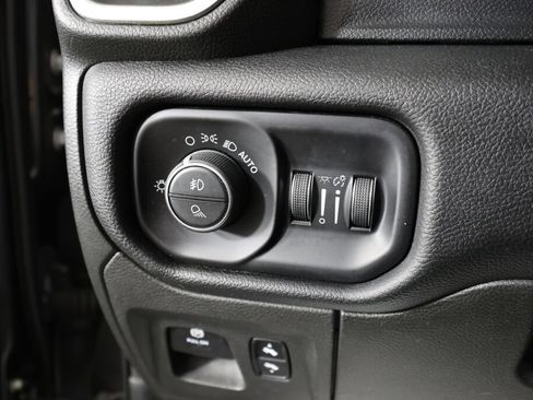 Used 2019 RAM 1500 Laramie AWD/4WD image 32
