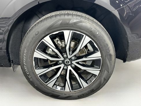 Used 2025 Volvo XC60 B5 Plus image 11