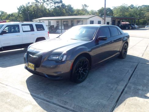 Used 2019 Chrysler 300 Touring w/ Sport Appearance Package RWD image 2