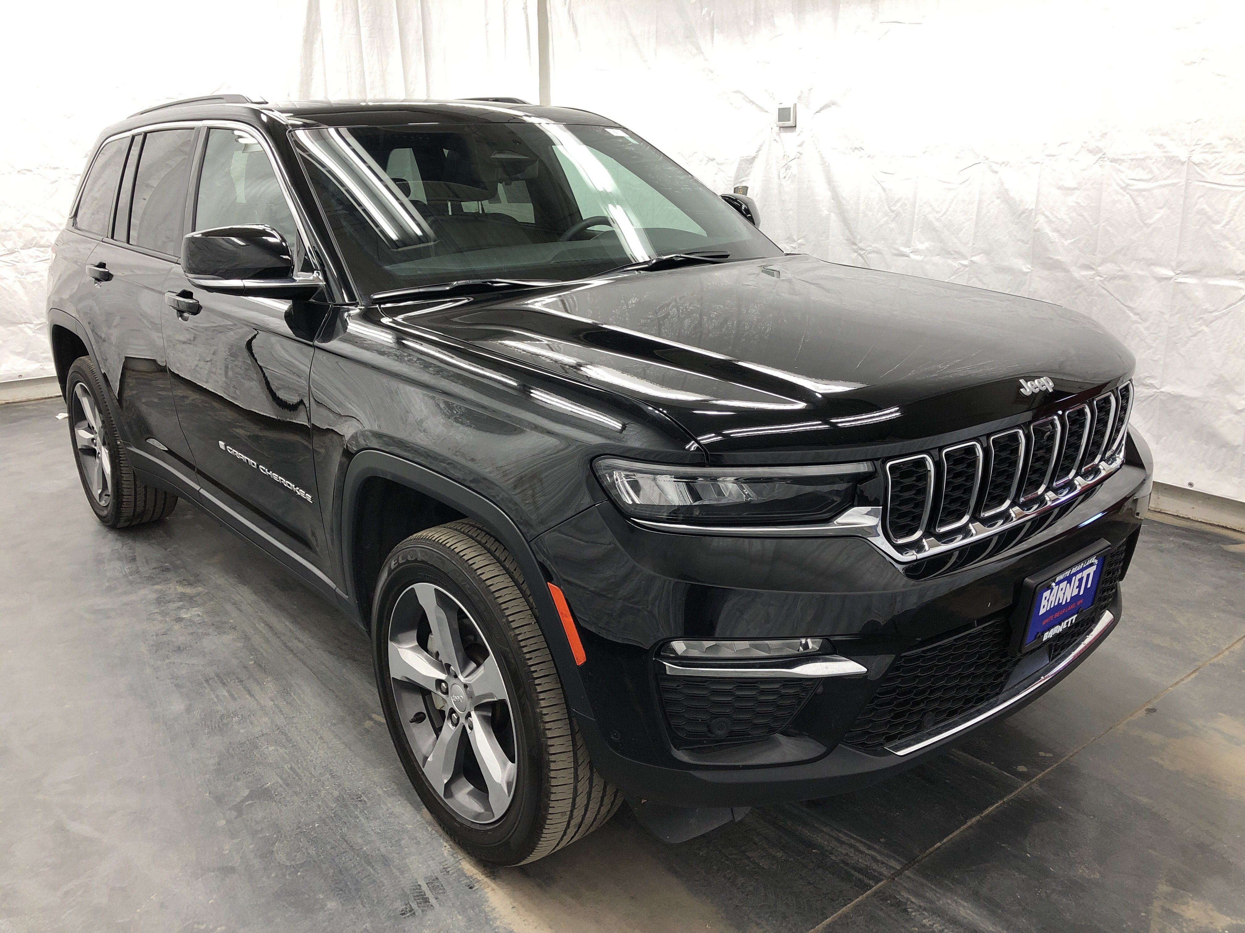 Certified 2025 Jeep Grand Cherokee Limited w/ Luxury Tech Group II AWD/4WD image 4