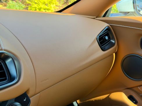 Used 2021 Aston Martin V8 Vantage Coupe image 30