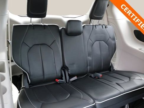 Used 2023 Chrysler Pacifica Limited image 19