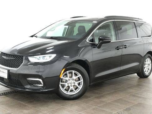 Used 2022 Chrysler Pacifica Touring-L FWD image 1