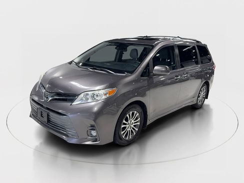 Used 2020 Toyota Sienna XLE image 6