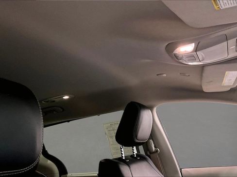 Used 2023 Chrysler Pacifica Touring-L image 28