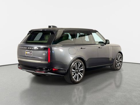 Used 2023 Land Rover Range Rover SE AWD/4WD image 3