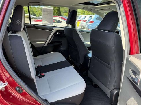 Used 2018 Toyota RAV4 XLE FWD image 13