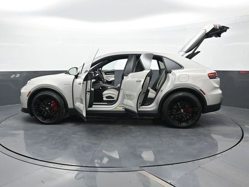 New 2026 Porsche Macan 4S Electric AWD/4WD image 31