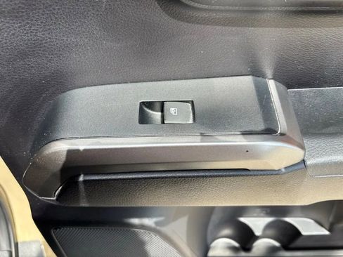 Used 2020 Toyota Tacoma SR5 AWD/4WD image 30