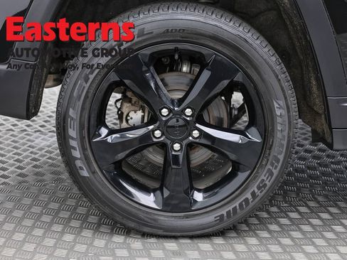 Used 2024 Jeep Grand Cherokee Laredo AWD/4WD image 30