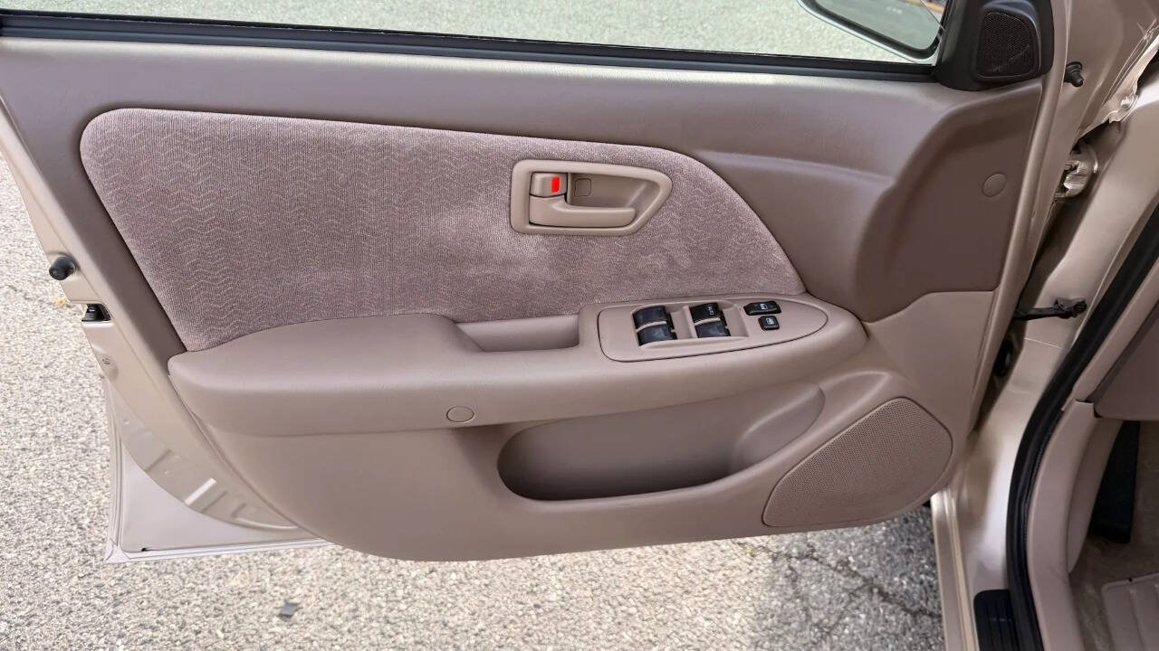 Used 1999 Toyota Camry LE w/ Value Pkg FWD image 11