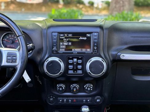 Used 2016 Jeep Wrangler Unlimited Rubicon AWD/4WD image 26
