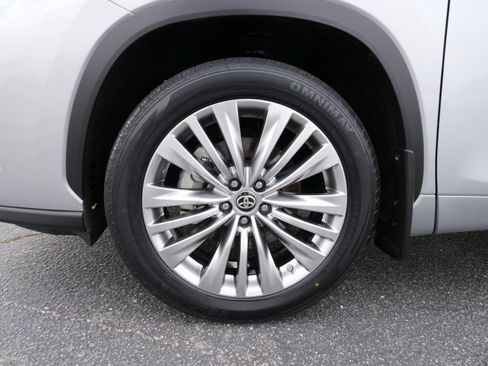 Used 2024 Toyota Highlander Platinum image 31