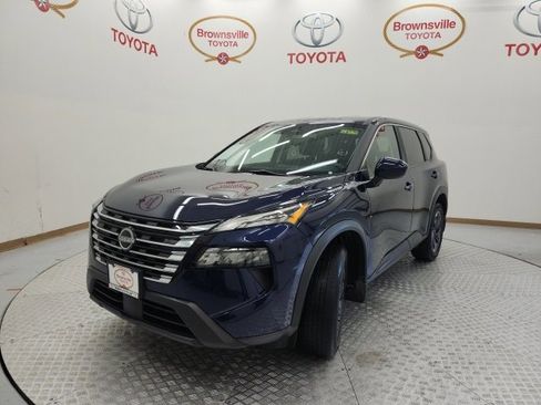 Used 2024 Nissan Rogue SV image 2