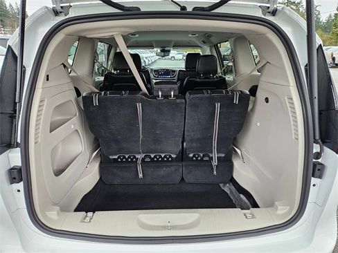Used 2024 Chrysler Pacifica Touring-L image 9