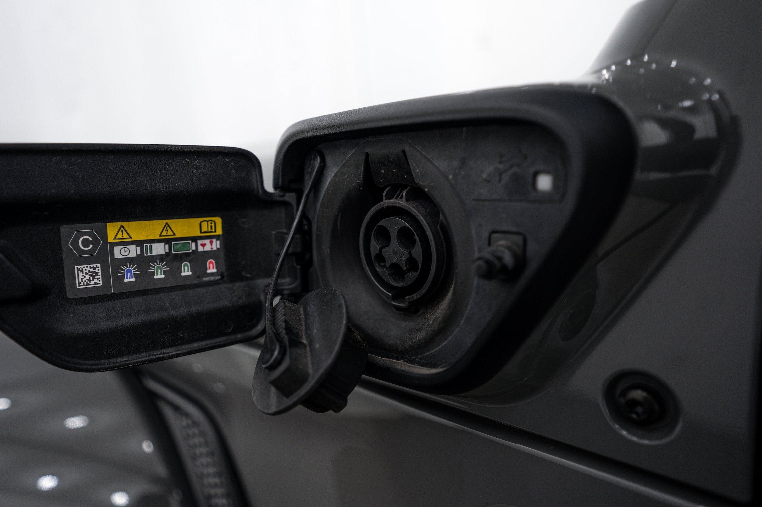 Used 2021 Jeep Wrangler Unlimited Sahara w/ Cold Weather Group AWD/4WD image 25