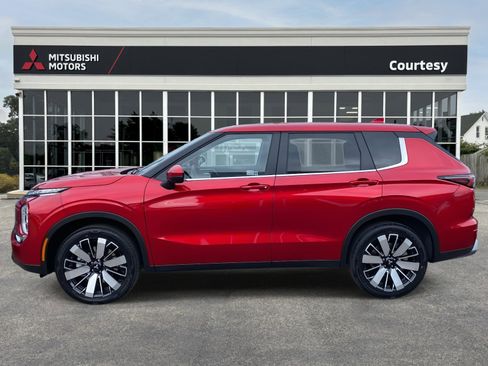 New 2026 Mitsubishi Outlander SE image 2