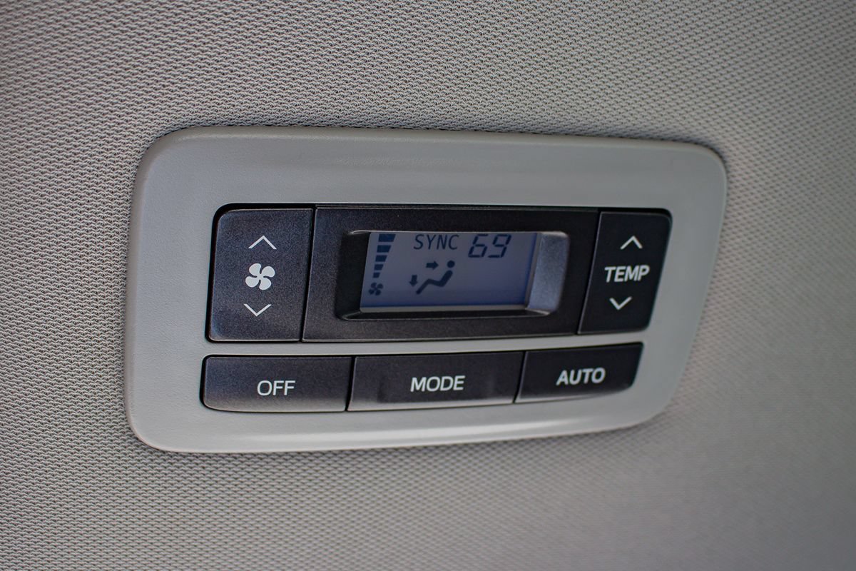 Used 2020 Toyota Sienna SE Premium FWD image 40