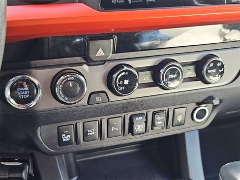 Used 2018 Toyota Tacoma TRD Sport w/ Technology Package image 25