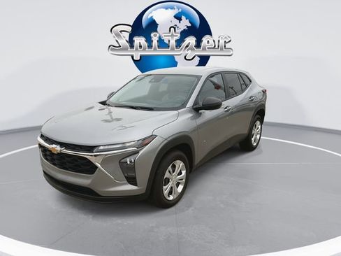 Used 2025 Chevrolet Trax LS w/ Driver Confidence Package image 4