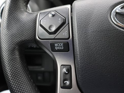 Used 2018 Toyota Tacoma SR5 AWD/4WD image 15